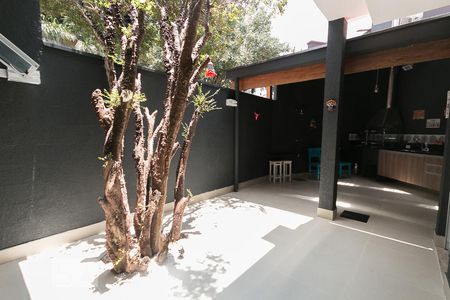 Casa à venda com 161m², 4 quartos e 5 vagasQuintal dos fundos 