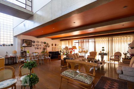 Sala de casa para alugar com 4 quartos, 400m² em Vila Mariana, São Paulo