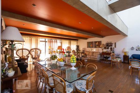 Sala de casa para alugar com 4 quartos, 400m² em Vila Mariana, São Paulo