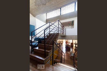 Casa para alugar com 400m², 4 quartos e 4 vagasEscada