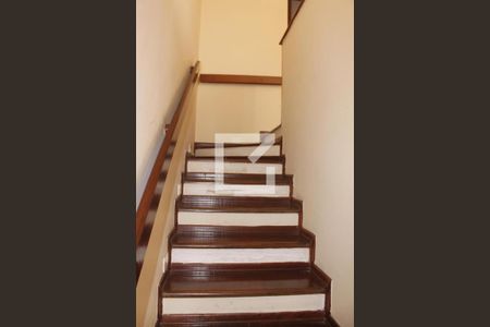 Casa à venda com 500m², 4 quartos e 2 vagasDetalhe Escada