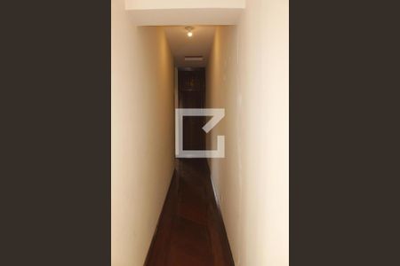 Casa à venda com 500m², 4 quartos e 2 vagasDetalhe Corredor