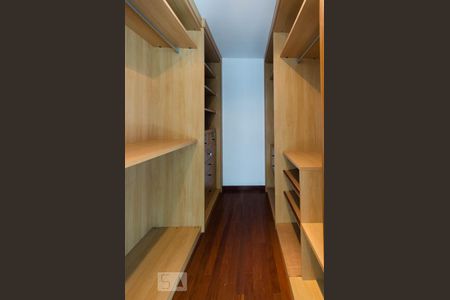 Apartamento à venda com 145m², 3 quartos e 3 vagas Apartamento à venda com 145m², 3 quartos e 3 vagasCloset da suite