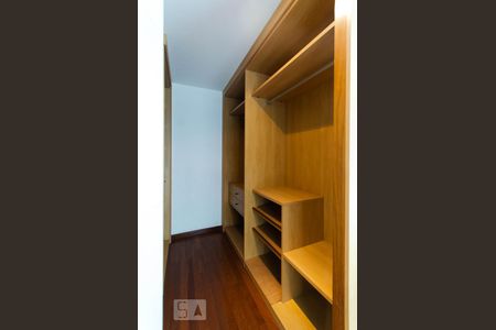 Apartamento à venda com 145m², 3 quartos e 3 vagas Apartamento à venda com 145m², 3 quartos e 3 vagasCloset da suite