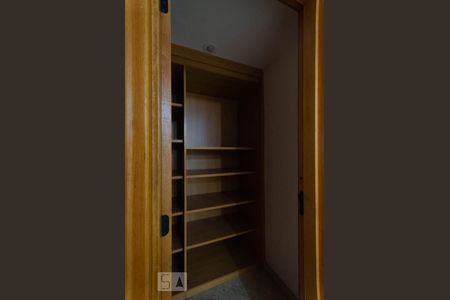 Apartamento à venda com 145m², 3 quartos e 3 vagas Apartamento à venda com 145m², 3 quartos e 3 vagasArmário embutido no corredor de acesso aos dormitórios