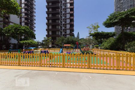 Apartamento à venda com 250m², 4 quartos e 3 vagas Apartamento à venda com 250m², 4 quartos e 3 vagasPlayground