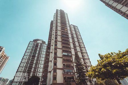 Apartamento à venda com 250m², 4 quartos e 3 vagas Apartamento à venda com 250m², 4 quartos e 3 vagasFachada