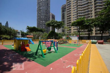 Apartamento à venda com 250m², 4 quartos e 3 vagas Apartamento à venda com 250m², 4 quartos e 3 vagasPlayground