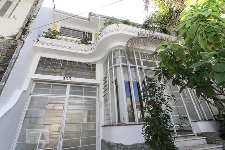 Casa à venda com 300m², 3 quartos e 6 vagas Casa à venda com 300m², 3 quartos e 6 vagasfachada