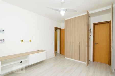 Apartamento à venda com 70m², 2 quartos e 1 vaga Apartamento à venda com 70m², 2 quartos e 1 vagaDetalhe porta Banheiro Suíte