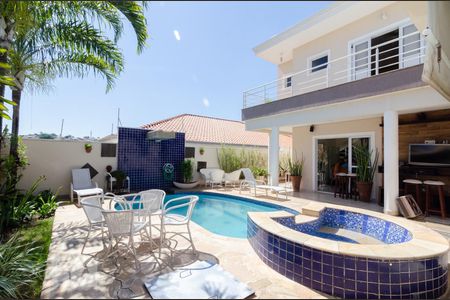 Casa à venda com 311m², 4 quartos e 5 vagas Casa à venda com 311m², 4 quartos e 5 vagasÁrea externa