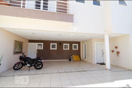Casa à venda com 311m², 4 quartos e 5 vagas Casa à venda com 311m², 4 quartos e 5 vagasGaragem