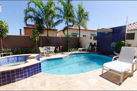 Casa à venda com 311m², 4 quartos e 5 vagas Casa à venda com 311m², 4 quartos e 5 vagasÁrea externa