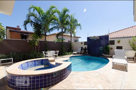 Casa à venda com 311m², 4 quartos e 5 vagas Casa à venda com 311m², 4 quartos e 5 vagasÁrea externa