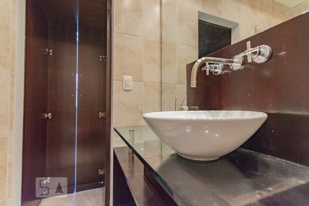 banheiro do primeiro quarto 2 de casa para alugar com 2 quartos, 150m² em Jardim Santa Cruz (sacomã), São Paulo