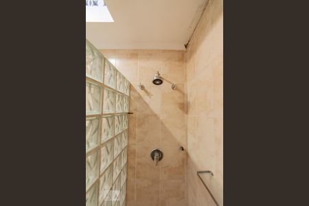 banheiro do primeiro quarto 3 de casa para alugar com 2 quartos, 150m² em Jardim Santa Cruz (sacomã), São Paulo