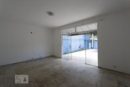 Casa para alugar com 300m², 4 quartos e 3 vagasSala