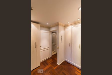 Apartamento à venda com 340m², 4 quartos e 4 vagasCloset suíte 1