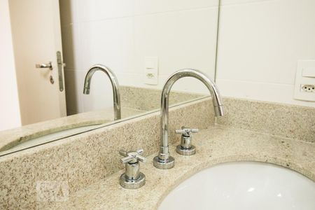 Apartamento à venda com 130m², 4 quartos e 2 vagasTorneira do Banheiro 2