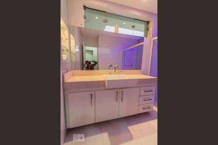 Casa à venda com 520m², 5 quartos e 5 vagas Casa à venda com 520m², 5 quartos e 5 vagasBanheiro