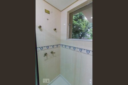 Casa à venda com 520m², 5 quartos e 5 vagas Casa à venda com 520m², 5 quartos e 5 vagasChuveiro