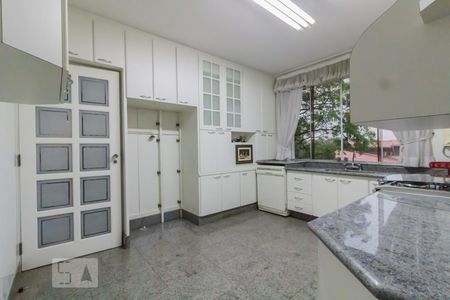 Casa à venda com 520m², 5 quartos e 5 vagas Casa à venda com 520m², 5 quartos e 5 vagasCozinha