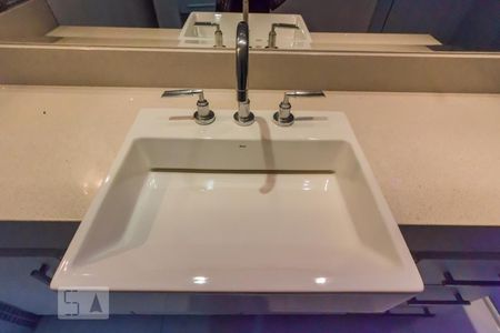 Casa à venda com 520m², 5 quartos e 5 vagas Casa à venda com 520m², 5 quartos e 5 vagasPia do banheiro