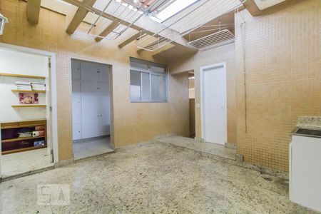 Casa à venda com 520m², 5 quartos e 5 vagas Casa à venda com 520m², 5 quartos e 5 vagasQuintal