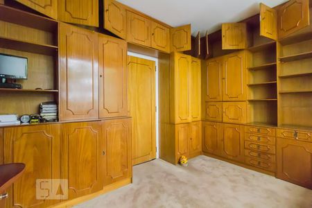 Casa à venda com 520m², 5 quartos e 5 vagas Casa à venda com 520m², 5 quartos e 5 vagasEscritório