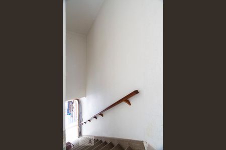 Escada de casa para alugar com 2 quartos, 96m² em Jardim Brasil, São Paulo