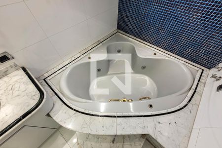 Casa à venda com 495m², 4 quartos e 7 vagasSuíte 2 banheiro 