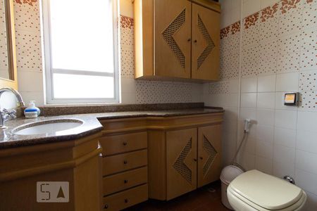 Banheiro de apartamento para alugar com 2 quartos, 72m² em Centro, Curitiba
