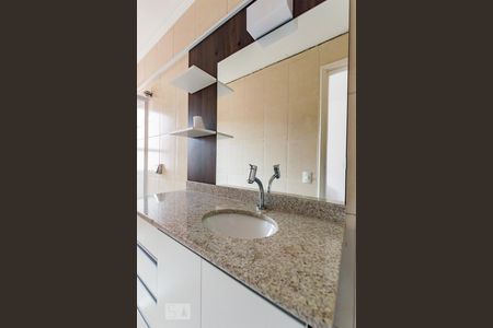 Banheiro de apartamento à venda com 1 quarto, 54m² em Cambuí, Campinas
