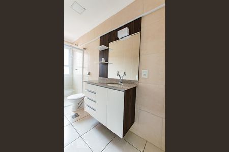 Banheiro de apartamento à venda com 1 quarto, 54m² em Cambuí, Campinas