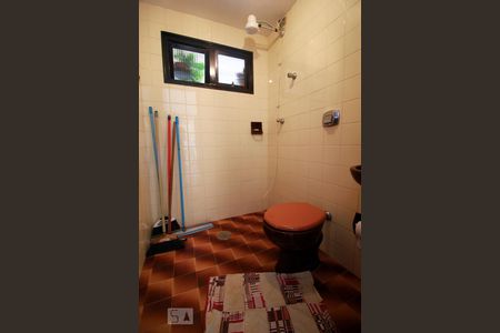 Casa para alugar com 450m², 4 quartos e 5 vagasBanheiro de serviço