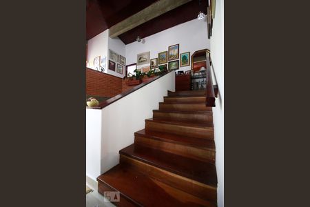 Escadas de casa para alugar com 4 quartos, 450m² em Vila Suzana, São Paulo