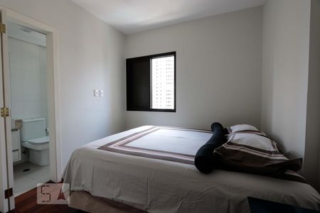 suite  de apartamento para alugar com 3 quartos, 140m² em Vila Suzana, São Paulo