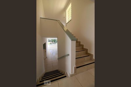 Escadas de casa para alugar com 5 quartos, 300m² em Vila Tramontano, São Paulo
