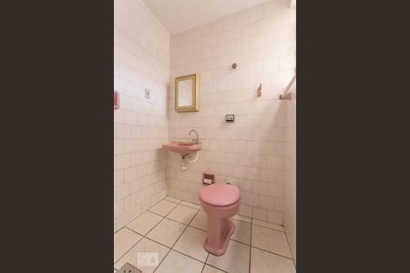 Banheiro de kitnet/studio para alugar com 1 quarto, 31m² em Azenha, Porto Alegre