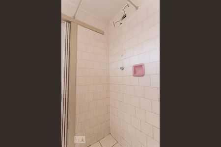 Banheiro de kitnet/studio para alugar com 1 quarto, 31m² em Azenha, Porto Alegre