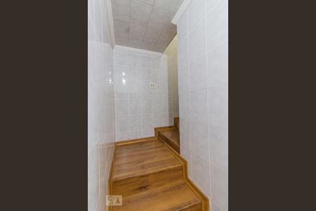 Casa à venda com 115m², 3 quartos e 3 vagasEscada de acesso ao andar superior