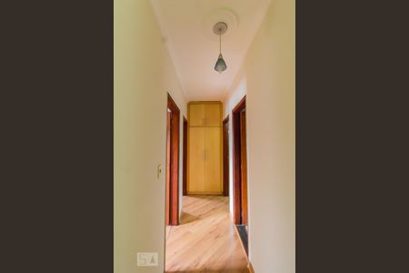 Casa à venda com 115m², 3 quartos e 3 vagasCorredor de acesso aos quartos