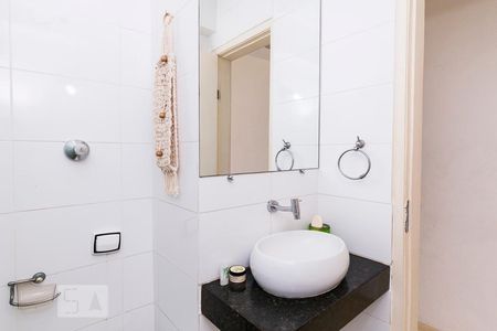 Banheiro de kitnet/studio para alugar com 1 quarto, 25m² em Centro, Rio de Janeiro