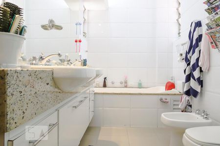 Apartamento para alugar com 294m², 3 quartos e 2 vagasBanheiro 1