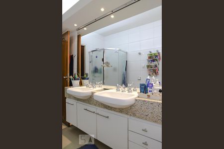 Apartamento para alugar com 294m², 3 quartos e 2 vagasBanheiro 1