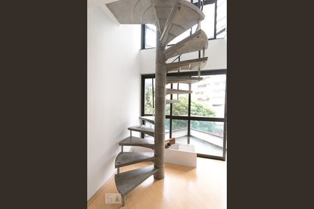 Escada  de kitnet/studio à venda com 1 quarto, 62m² em Aclimação, São Paulo
