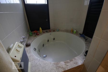 Apartamento à venda com 238m², 4 quartos e 3 vagasBanheira