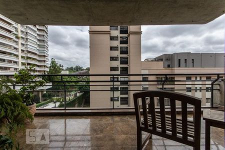 Apartamento à venda com 236m², 3 quartos e 4 vagas Apartamento à venda com 236m², 3 quartos e 4 vagasSala (varanda)