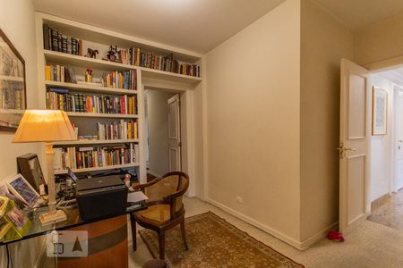Apartamento à venda com 236m², 3 quartos e 4 vagas Apartamento à venda com 236m², 3 quartos e 4 vagasEscritório