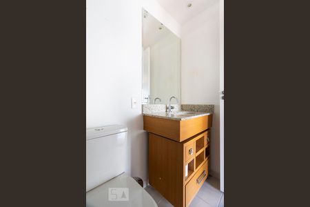 Banheiro social de apartamento para alugar com 2 quartos, 68m² em Vila Alexandria , São Paulo